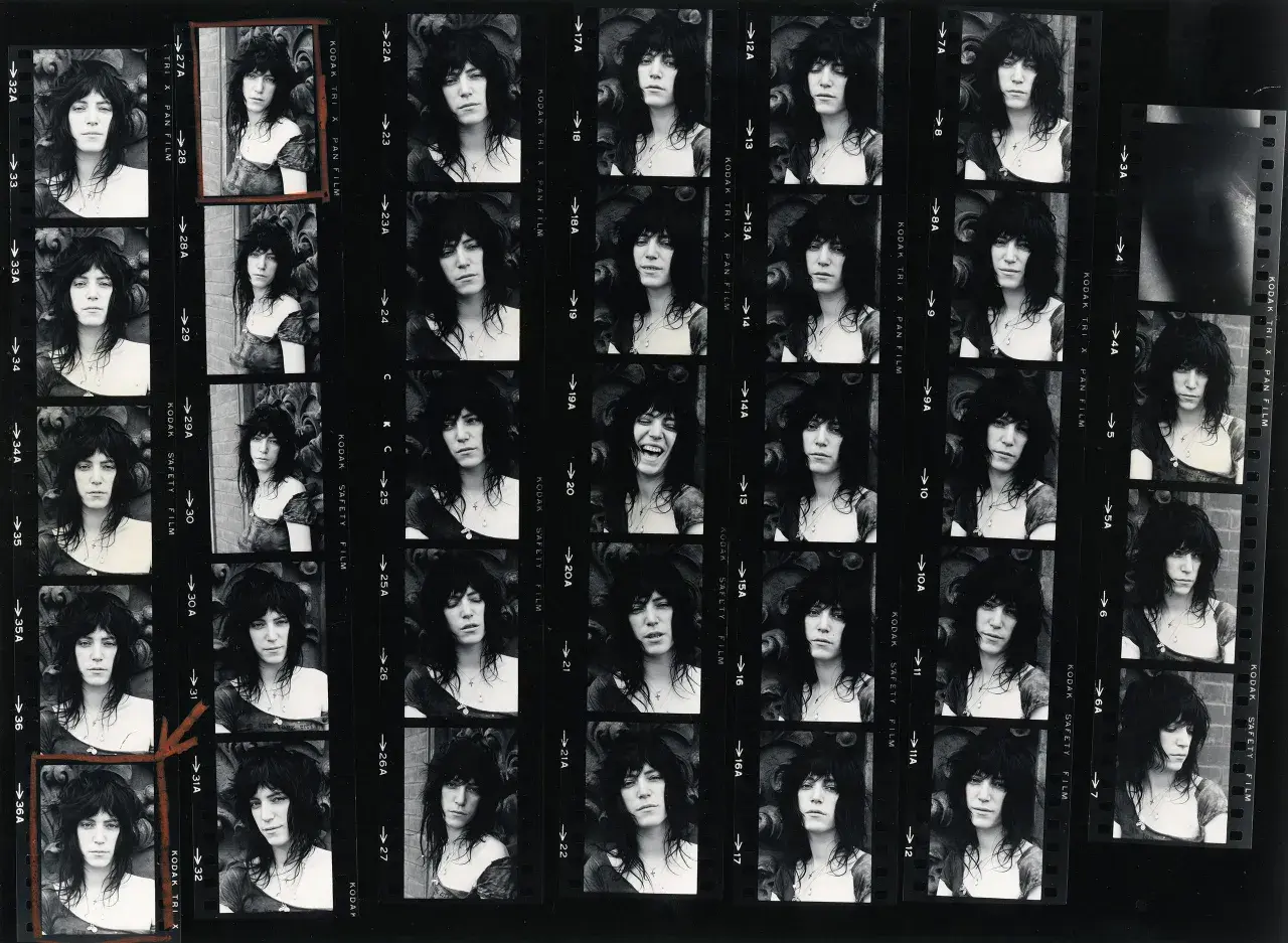 Patti Smith na kliszy filmowej, jakby z okładki "Strachy na lachy czarny chleb tekst". Wiele ujęć tej samej artystki.
