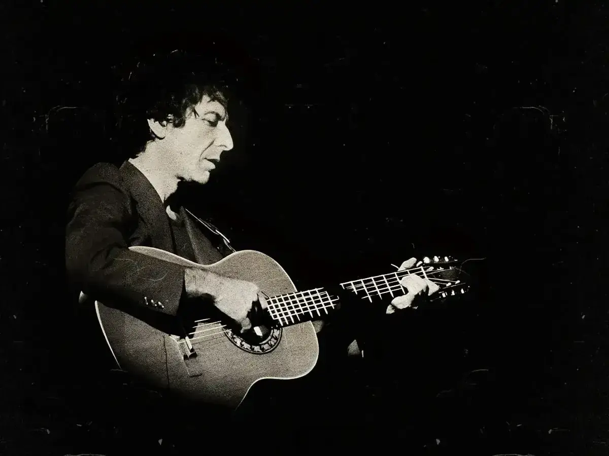 Leonard Cohen gra na gitarze, a jego muzyka przypomina o pięknej Suzanne.