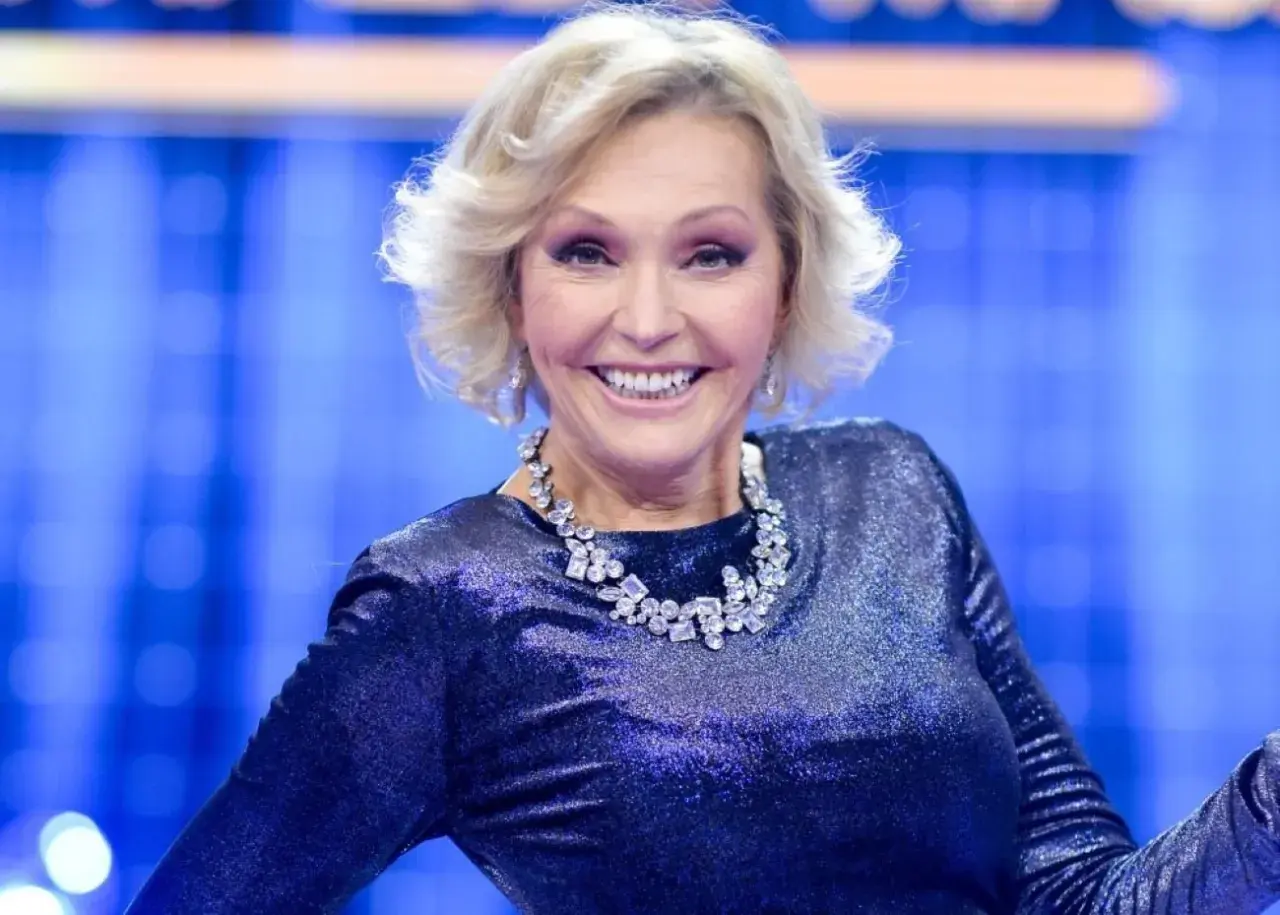 Uśmiechnięta Helena Vondráčková w błyszczącej, granatowej sukni i okazałym naszyjniku z cyrkonii.