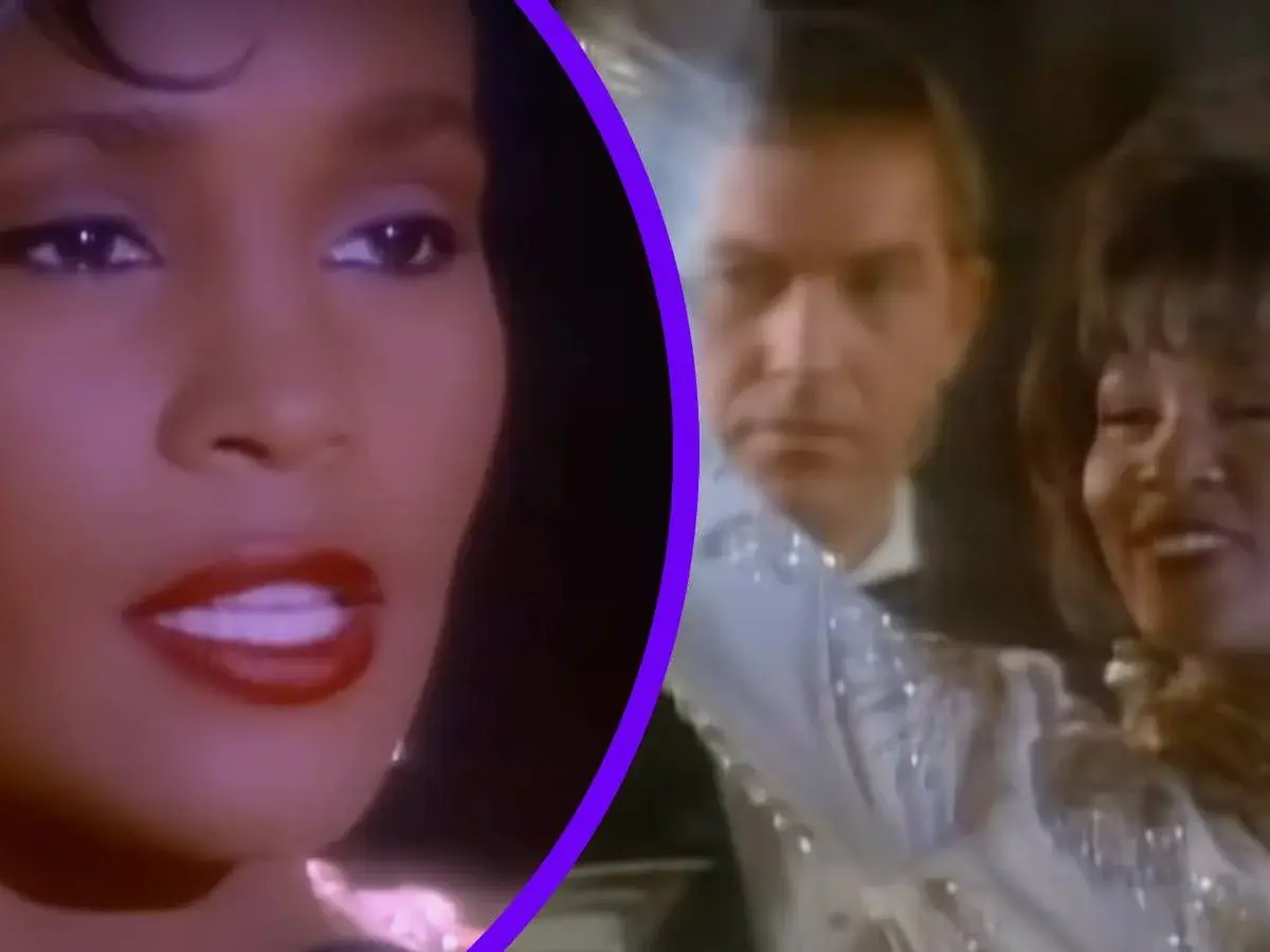 Whitney Houston w klipie "I'm Every Woman", uśmiechnięta, w błyszczącej sukni, obok mężczyzny.