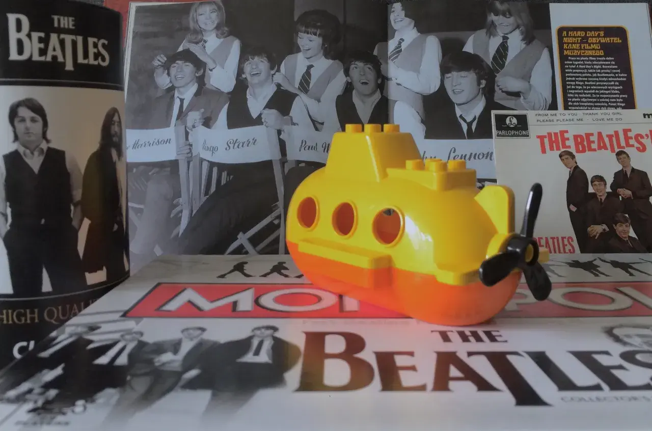 Żółta łódź podwodna z klocków Lego na tle plakatów The Beatles. "So am I" - fanatyk zespołu.