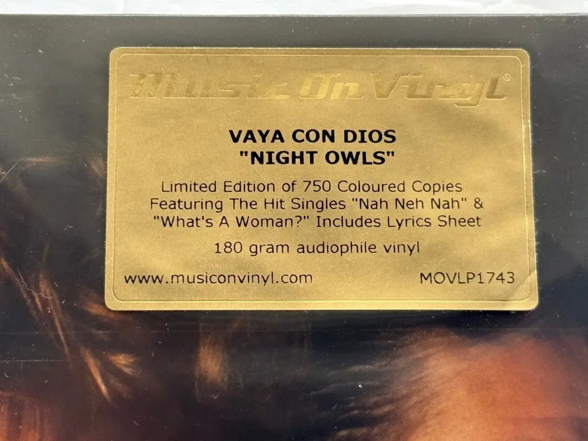 Złota naklejka na płycie Vaya con Dios "Night Owls". Limitowana edycja 750 kolorowych kopii, zawiera hity i arkusz tekstów.