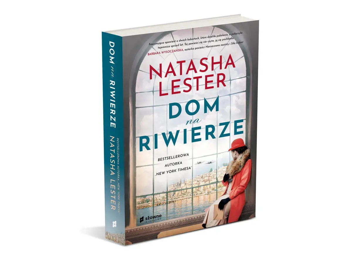 Okładka książki "Dom na Riwierze" Natashy Lester. Widzę dom z widokiem na miasto i morze, a w nim kobietę w czerwonym płaszczu.
