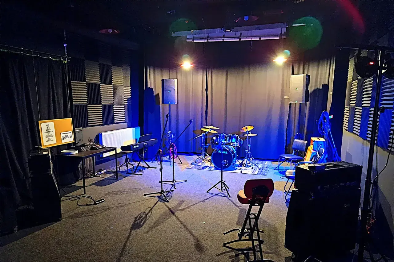Scena gotowa do jammin! Perkusja, keyboard, mikrofony i wzmacniacze czekają na muzyków.