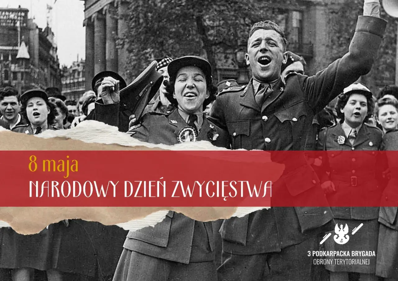 Radosny tłum świętuje Narodowy Dzień Zwycięstwa. W tle widać żołnierzy i cywilów, a na pierwszym planie napis "8 maja Narodowy Dzień Zwycięstwa".