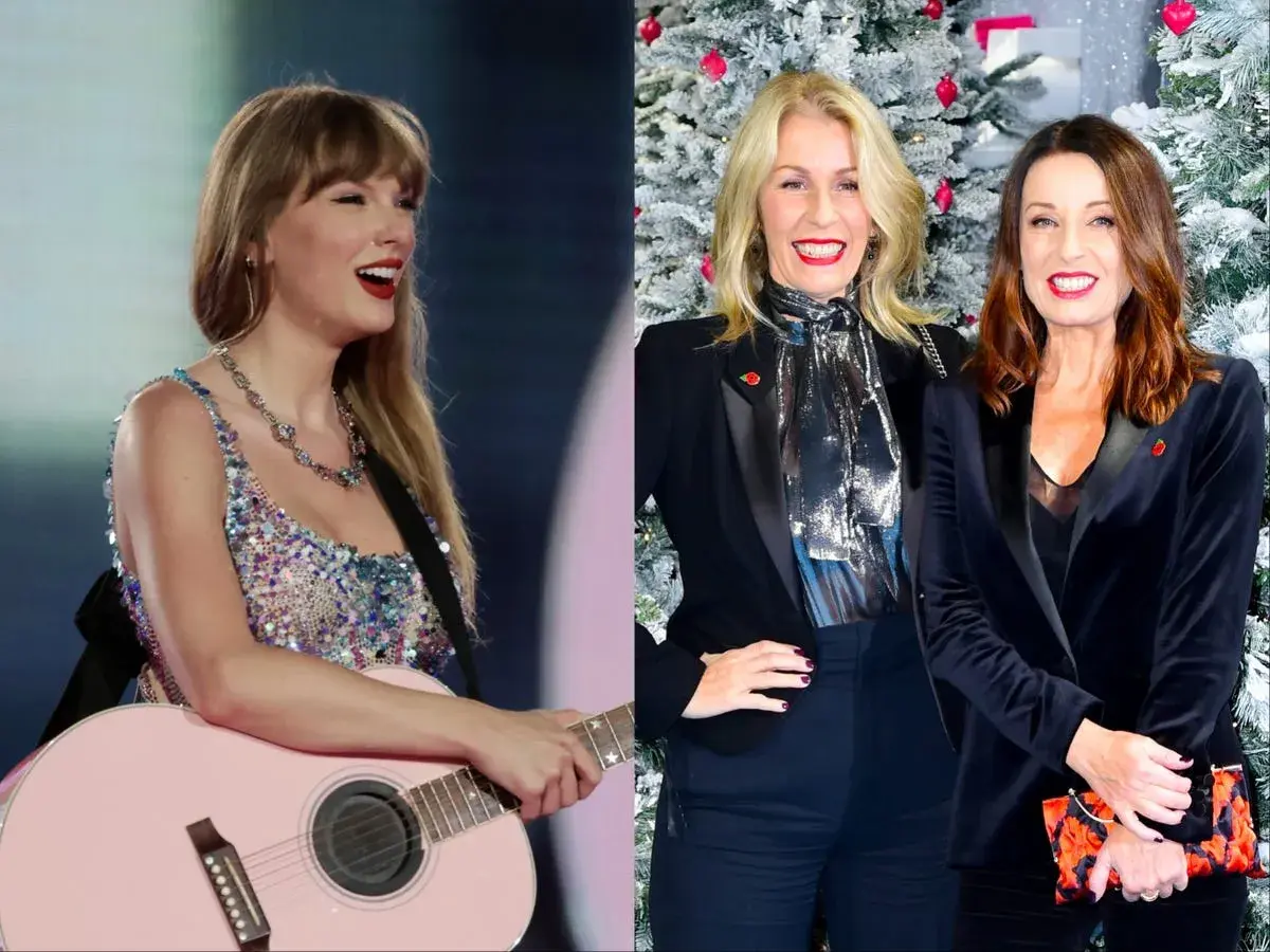 Taylor Swift z różową gitarą, obok dwie kobiety w czarnych marynarkach. Może to być początek "cruel summer" dla nich.