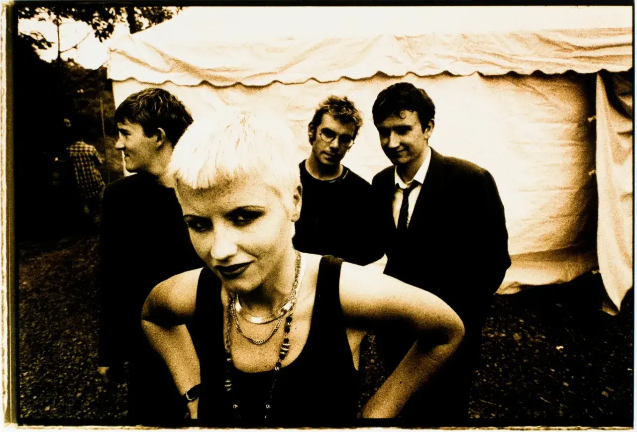 The Cranberries, zespół znany z piosenki "Zombie", na zdjęciu z Dolores O'Riordan na pierwszym planie.