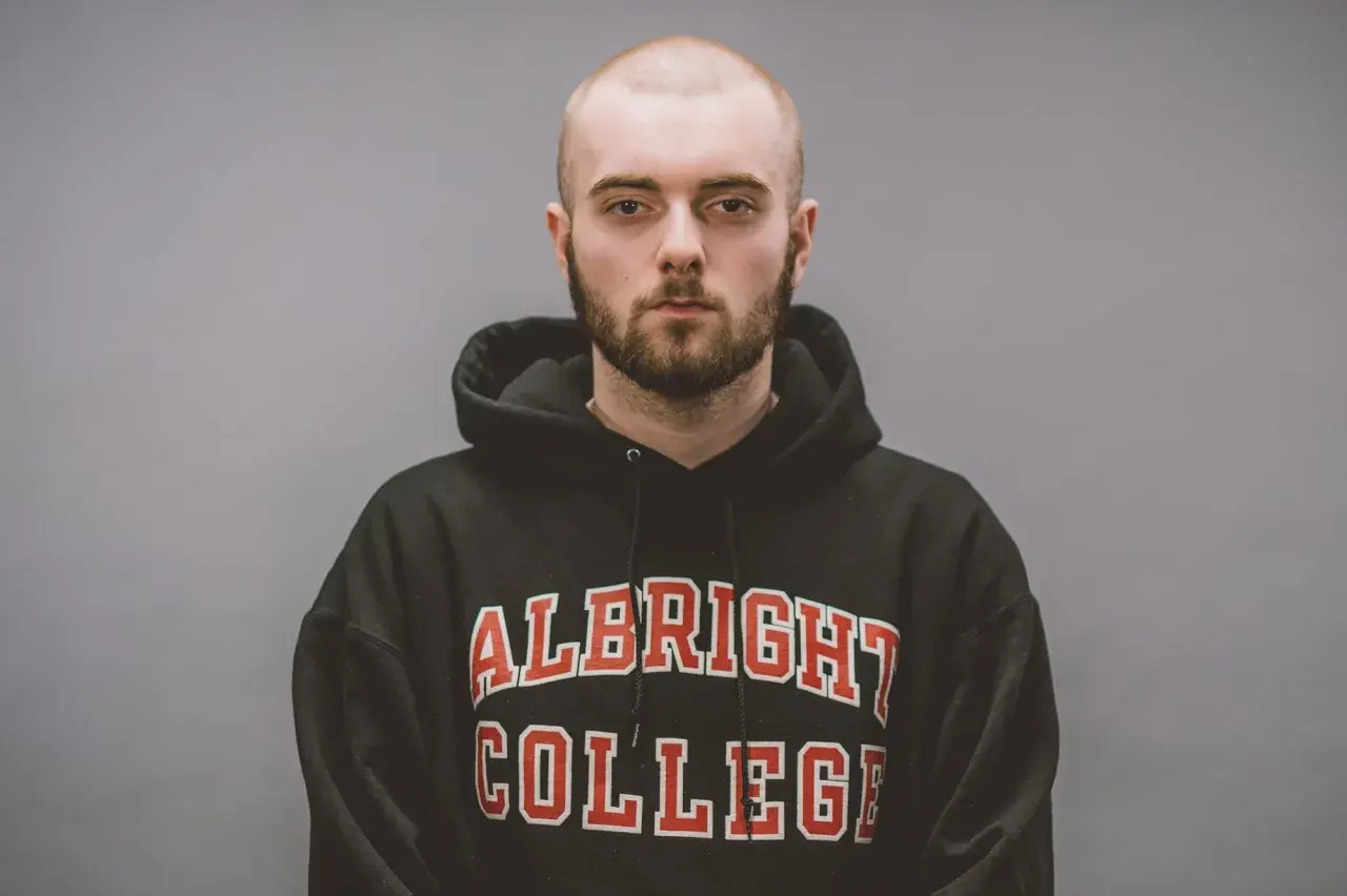 Chudy Bedoes w bluzie z napisem "ALBRIGHT COLLEGE".