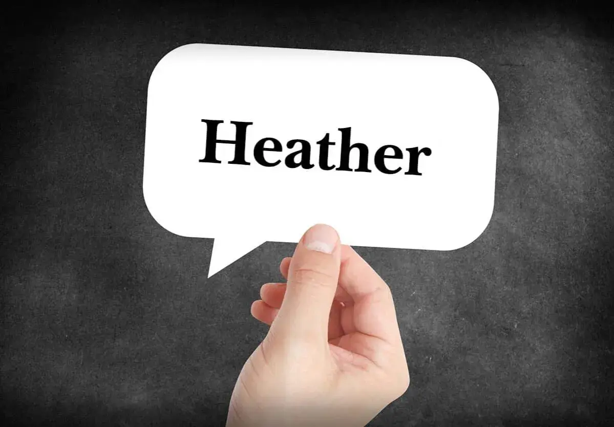 Dłoń trzyma białe dymek z napisem "Heather" na ciemnym tle.
