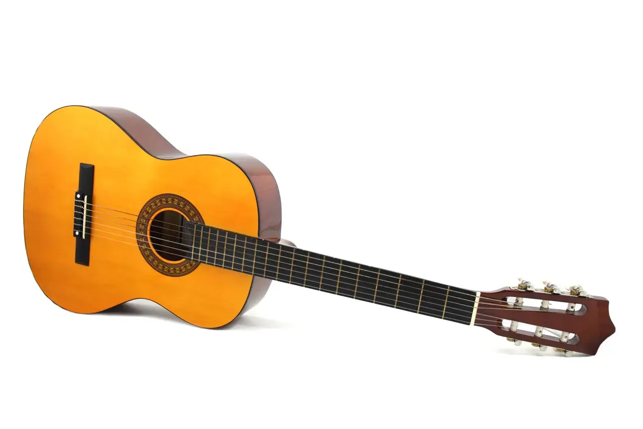 Klasyczna gitara akustyczna z drewnianym korpusem i sześcioma strunami, gotowa do zagrania melodii.
