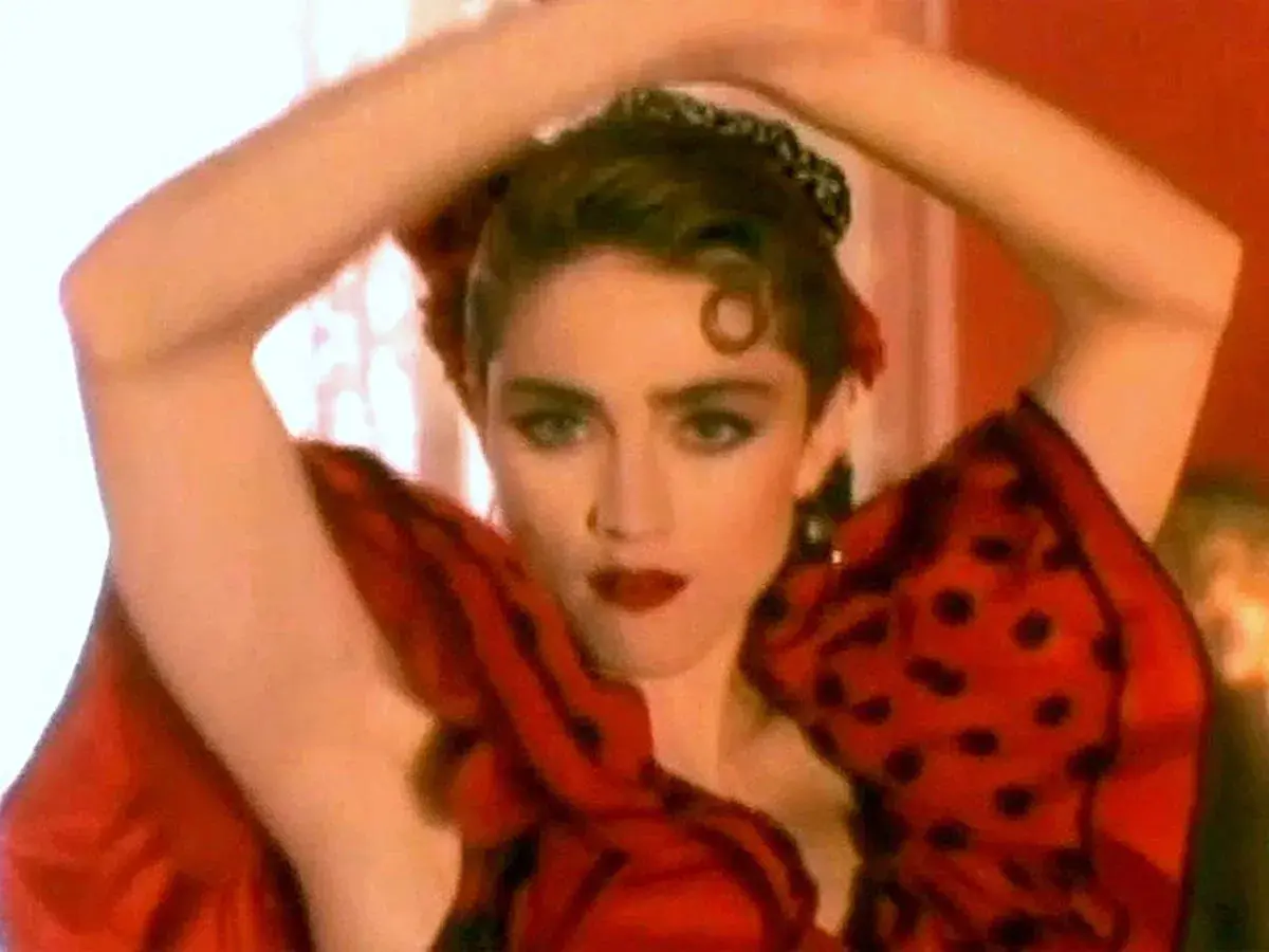 Madonna w czerwonej sukni w grochy, tańczy jak na "la isla bonita po polsku".