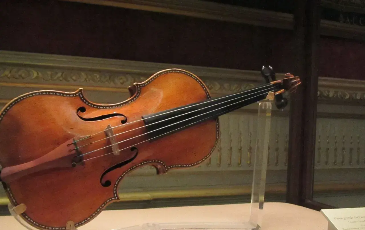 Piękny skrzypce Stradivarius, jak rozpoznać oryginał? Zwróć uwagę na detale, lakier i kształt.