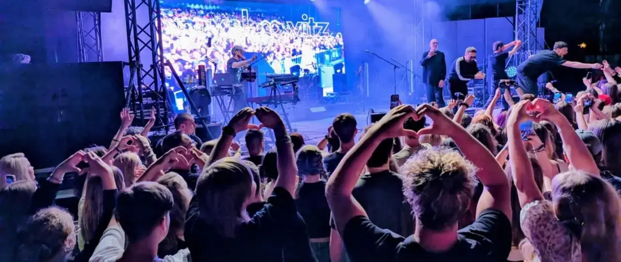 Koncert Myslovitz. Fani tworzą serca dłońmi, ciesząc się ulubionymi utworami.