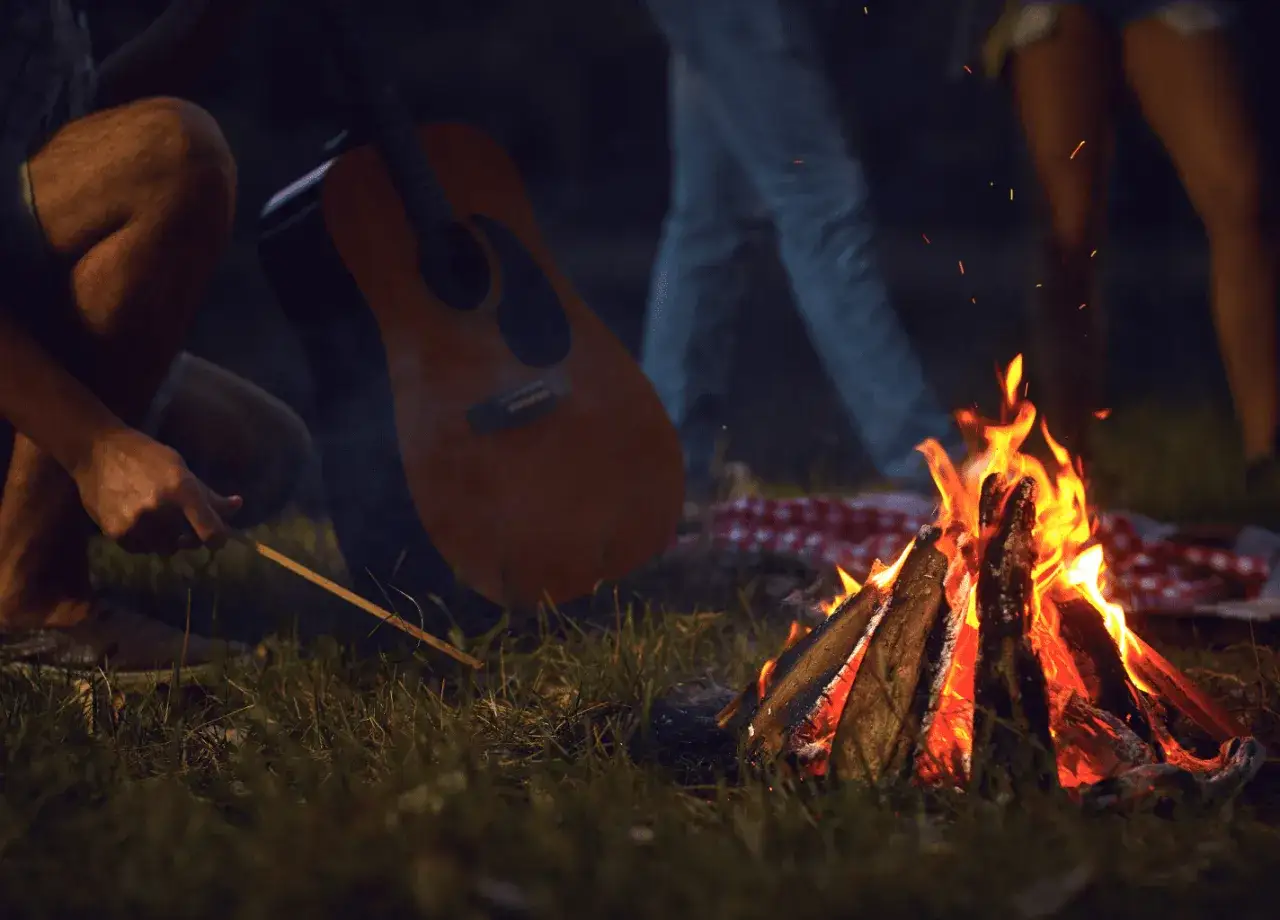 Ognisko, gitara i przyjaciele. Czas na harcerskie piosenki przy blasku płomieni.