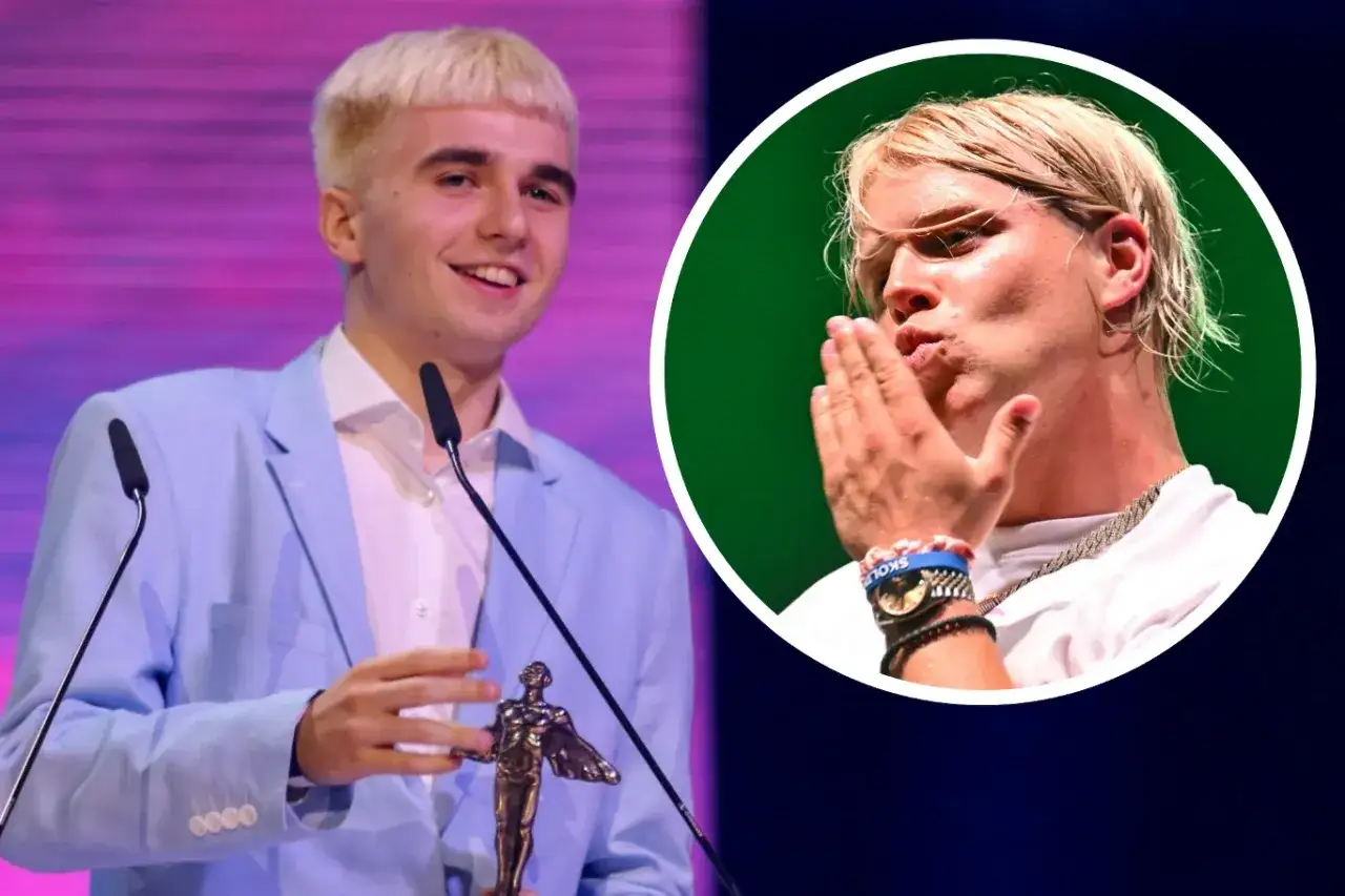 Młody mężczyzna w jasnoniebieskiej marynarce odbiera statuetkę. Obok, w okręgu, ten sam artysta posyła całusy. Mata wiem, że to jego sukces.