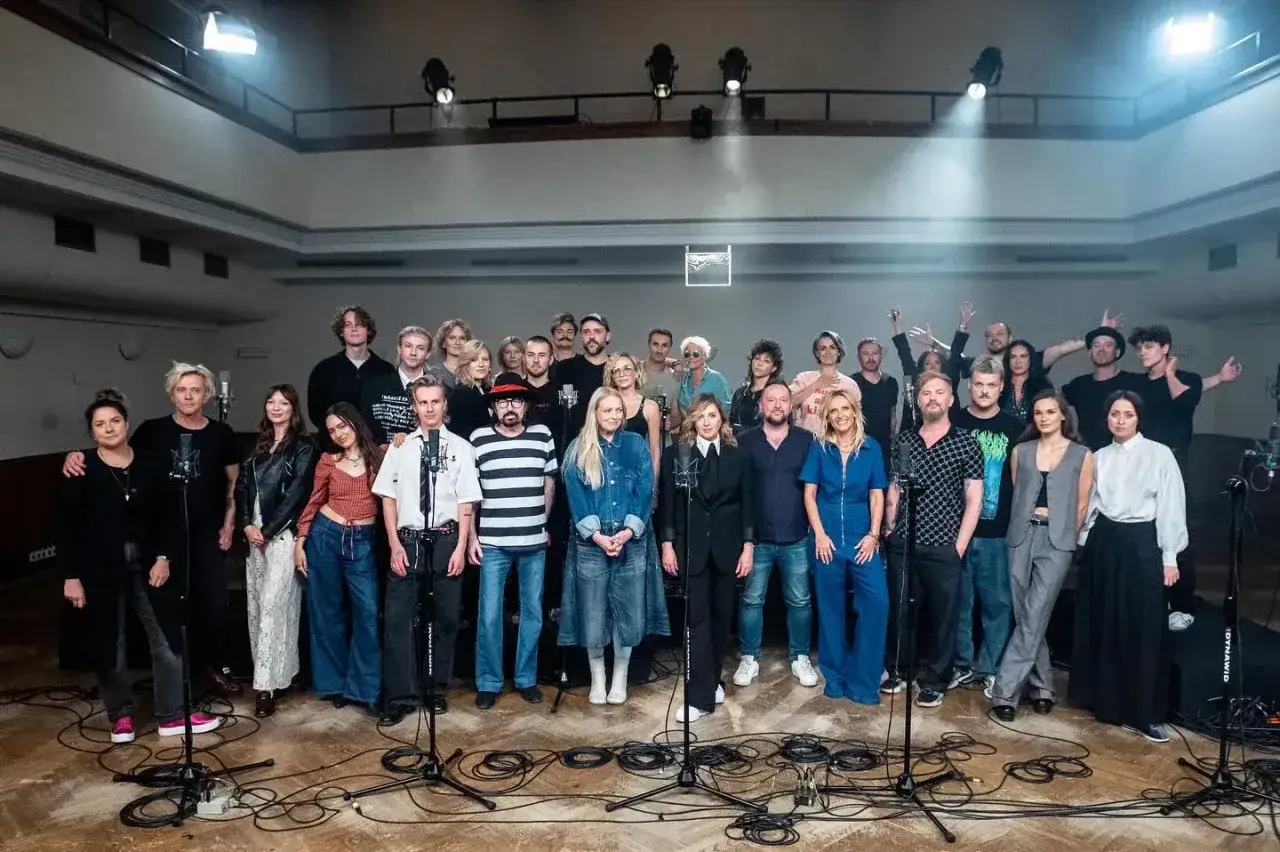 Grupa artystów gotowa, by pokonać fale wykonawcy. Wszyscy razem, pełni energii, czekają na swój moment.
