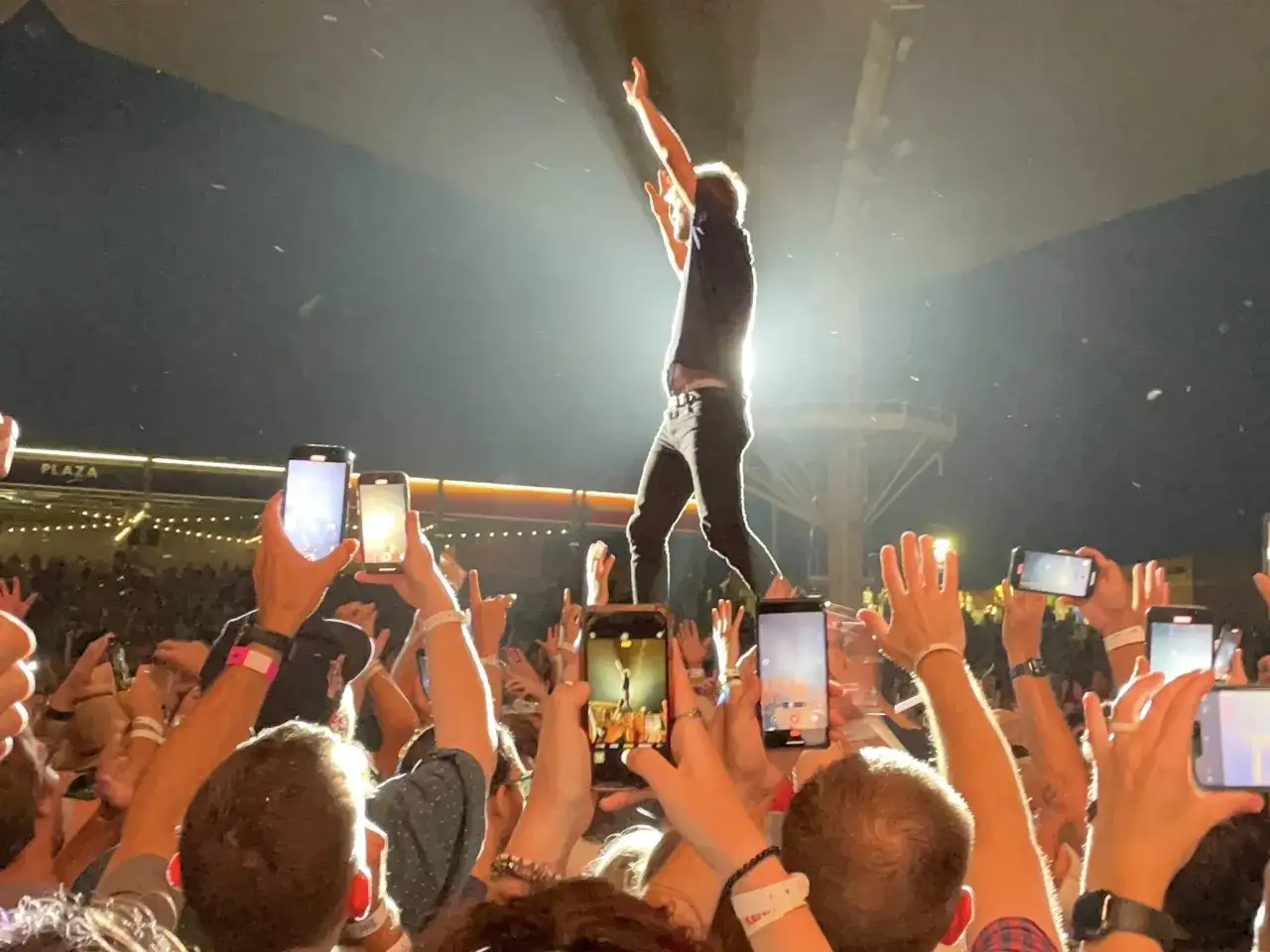 Koncert Phoenixa, tłum w euforii, fani nagrywają występ telefonami, czuć lisztomanię.