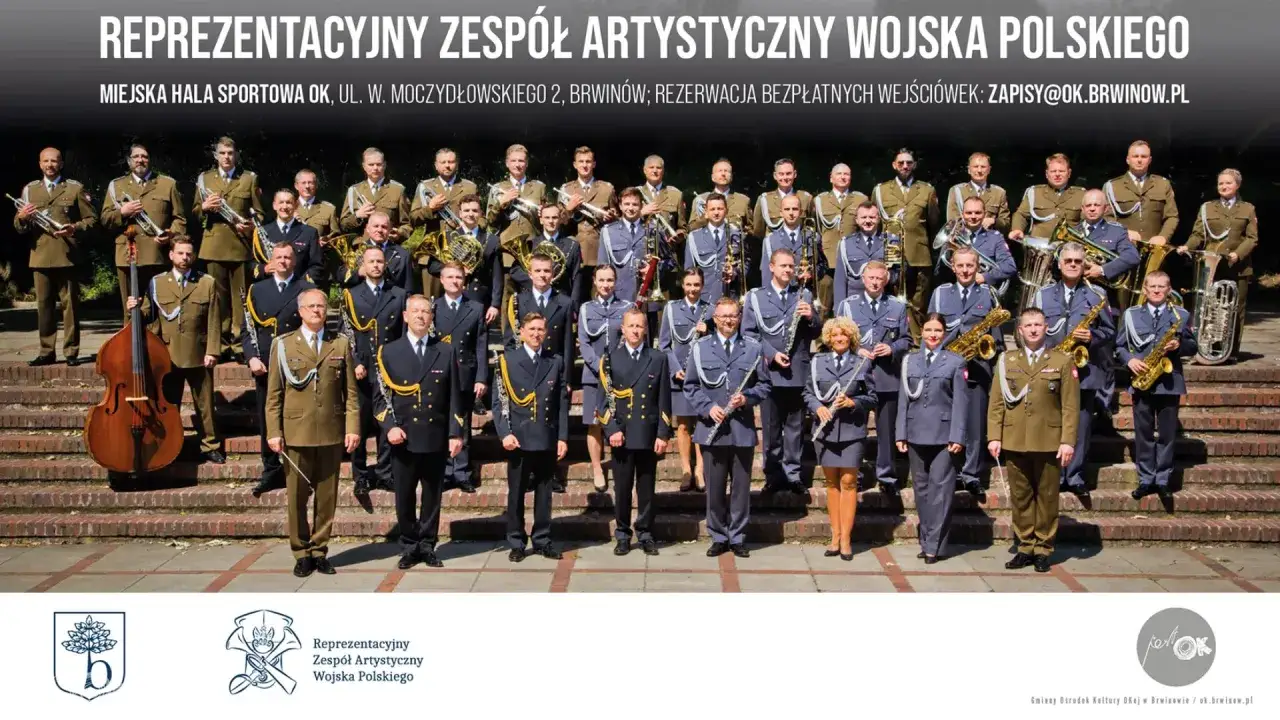 Orkiestra wojskowa w Brwinowie, gotowa do wykonania pieśni na dzień zwycięstwa. Wszyscy w galowych mundurach, z instrumentami w rękach.