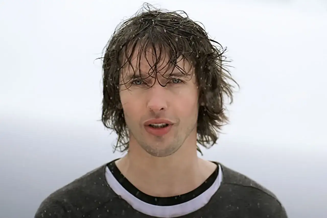 James Blunt z mokrymi włosami, jakby śpiewał 