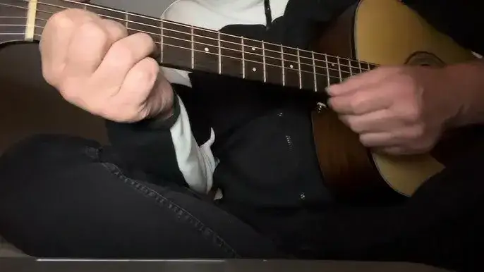 Zdjęcie Sen o Warszawie chwyty na gitarę – zagraj tę piękną piosenkę