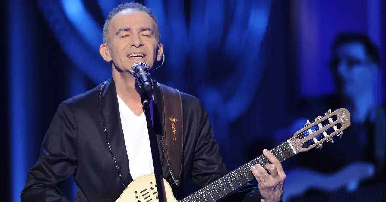 Seweryn Krajewski śpiewa i gra na gitarze, wykonując swoje ponadczasowe piosenki.