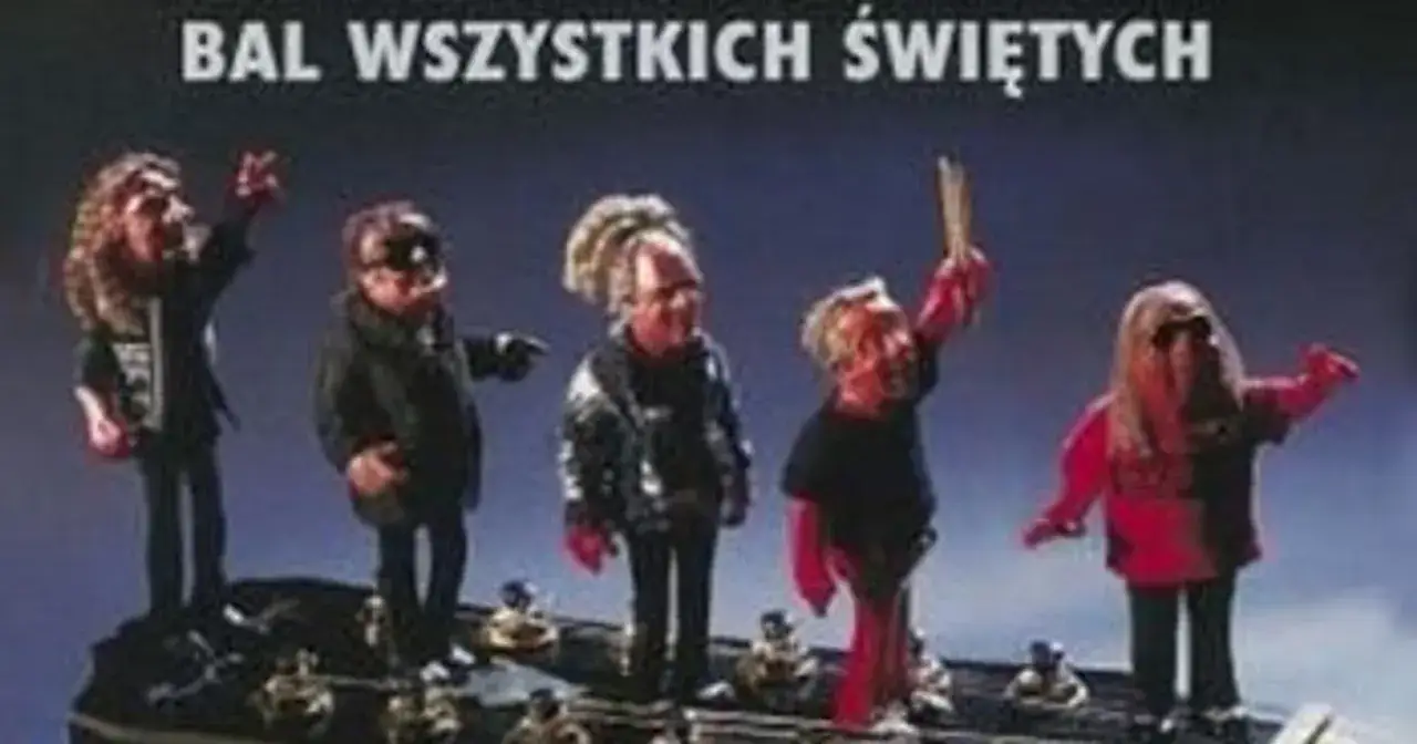 Pięć kukiełek w stylu rockowym, przygotowujących się do 