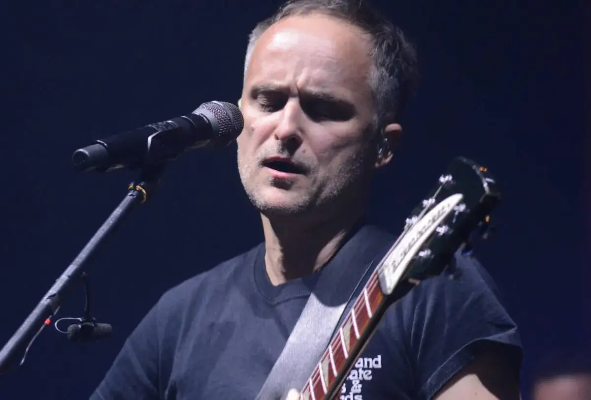 Artur Rojek śpiewa i gra na gitarze, tworząc swoje niezapomniane utwory.