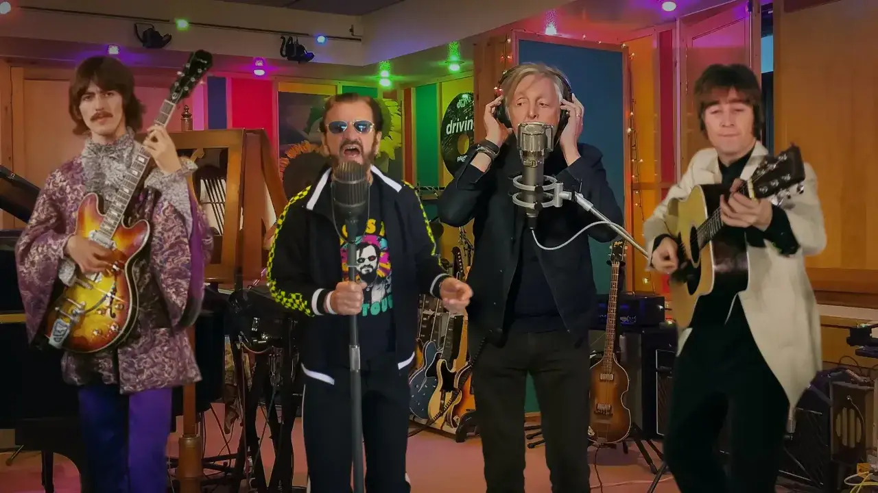 Czterech muzyków, przypominających The Beatles, gra na instrumentach. George Harrison z gitarą, Ringo Starr śpiewa, Paul McCartney w słuchawkach, John Lennon z gitarą. Czasem tak, czasem inaczej.