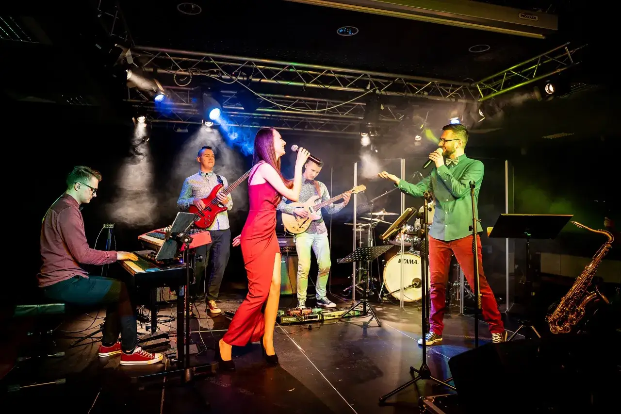 Zdjęcie DJ czy orkiestra na wesele - co wybrać, aby uniknąć rozczarowania?