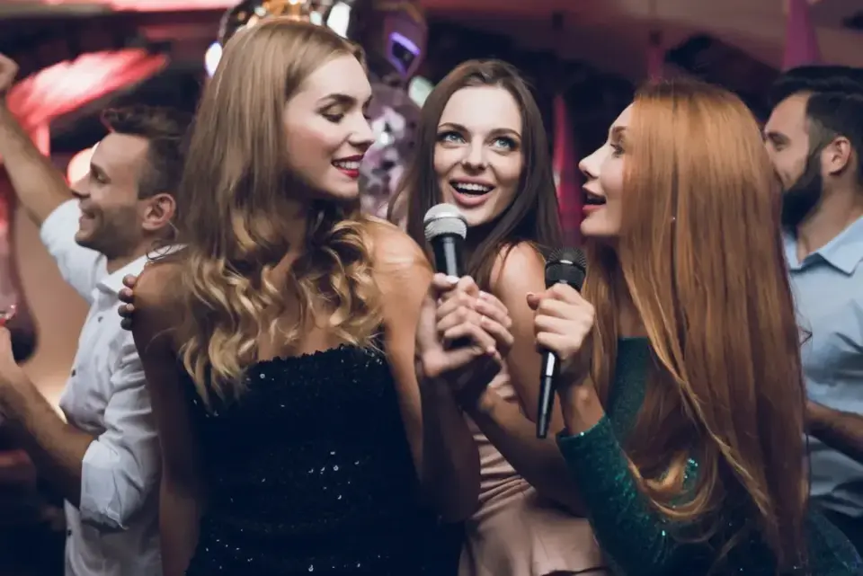 Najlepsze piosenki do śpiewania - repertuar na karaoke i ognisko